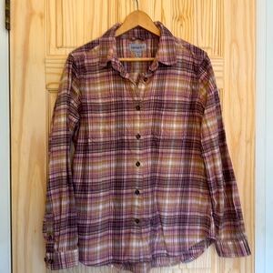 Carhartt women’s flannel. Excellent, gently used condition. No flaws.